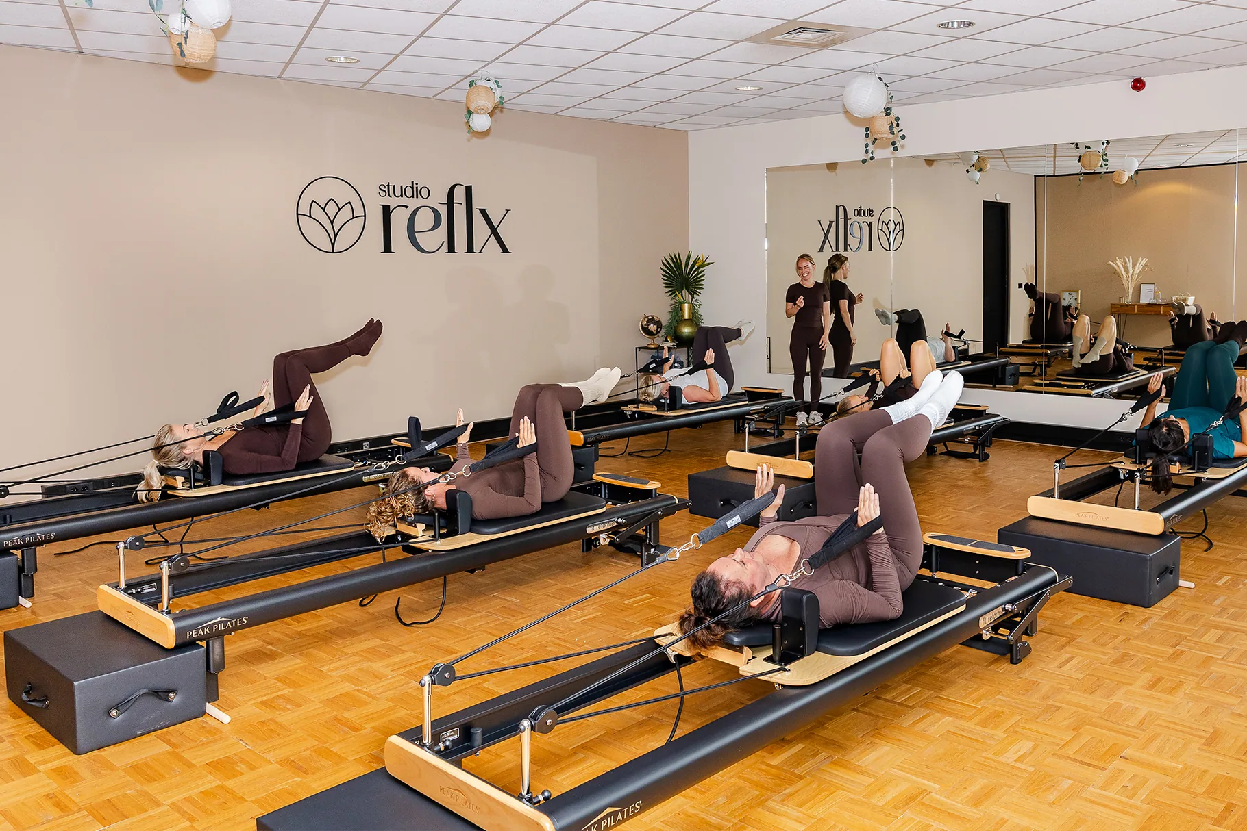 Reformer pilates groepsles bij Studio Reflx in Valkenswaard met meerdere deelnemers